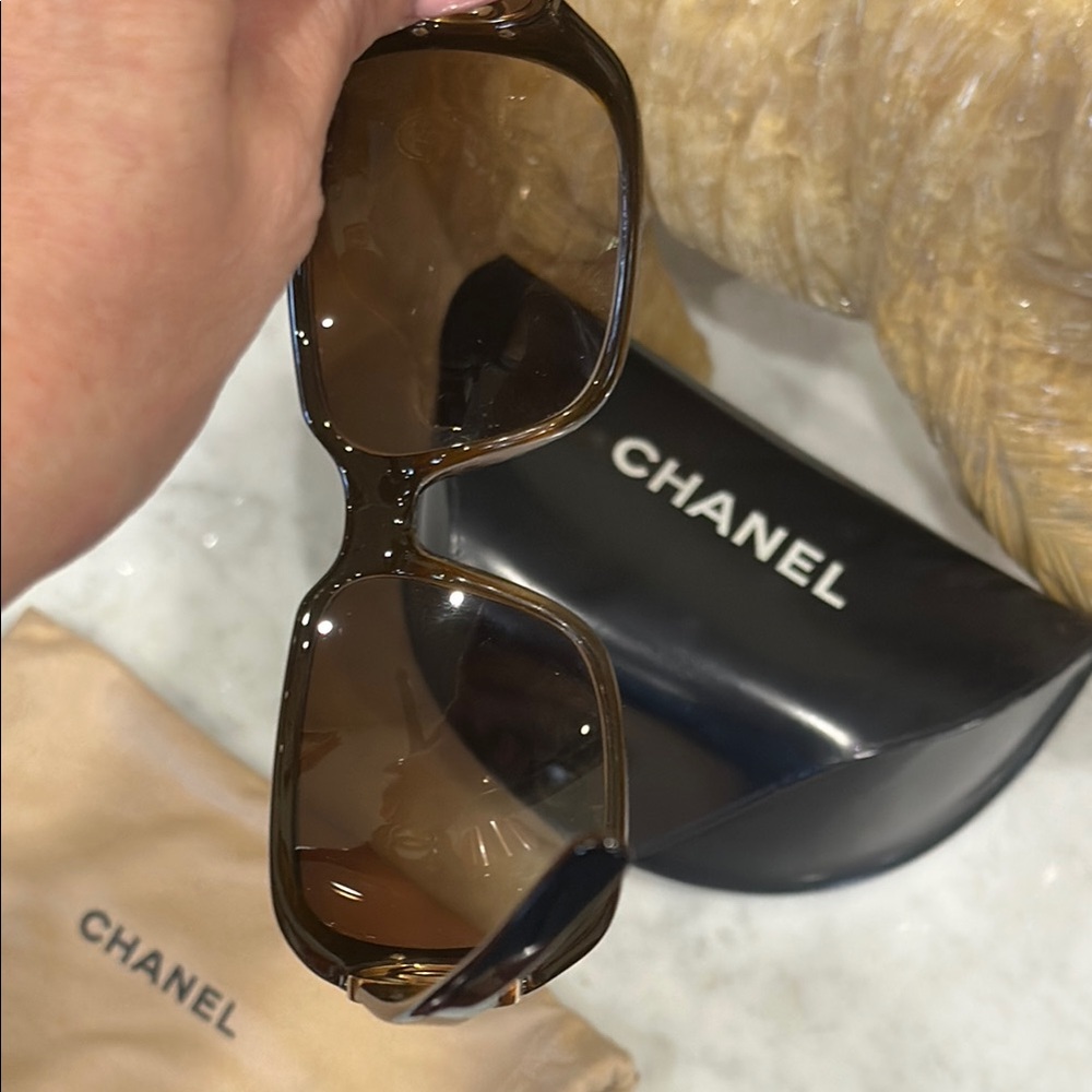 CHANEL Black Sunglasses with Elegant Oversized Frames - Picture 10 of 12